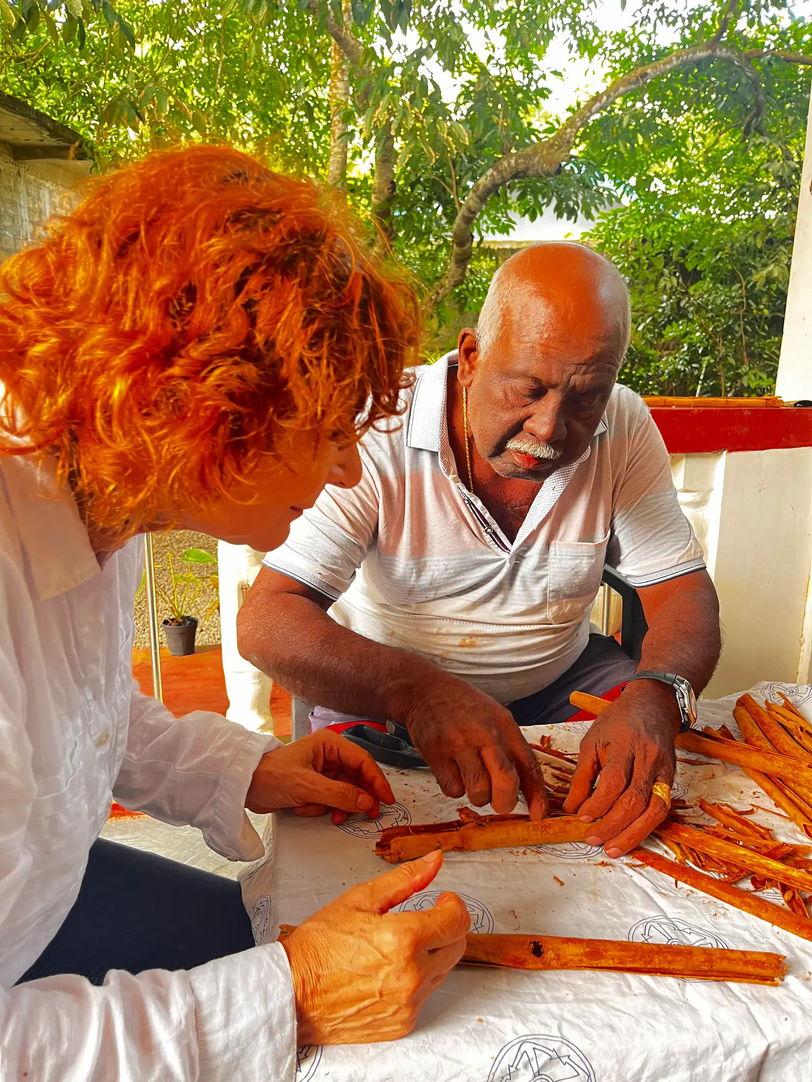 Einheimischer Führer zeigt Zimtschälen in einer ruhigen, privaten Dorfumgebung