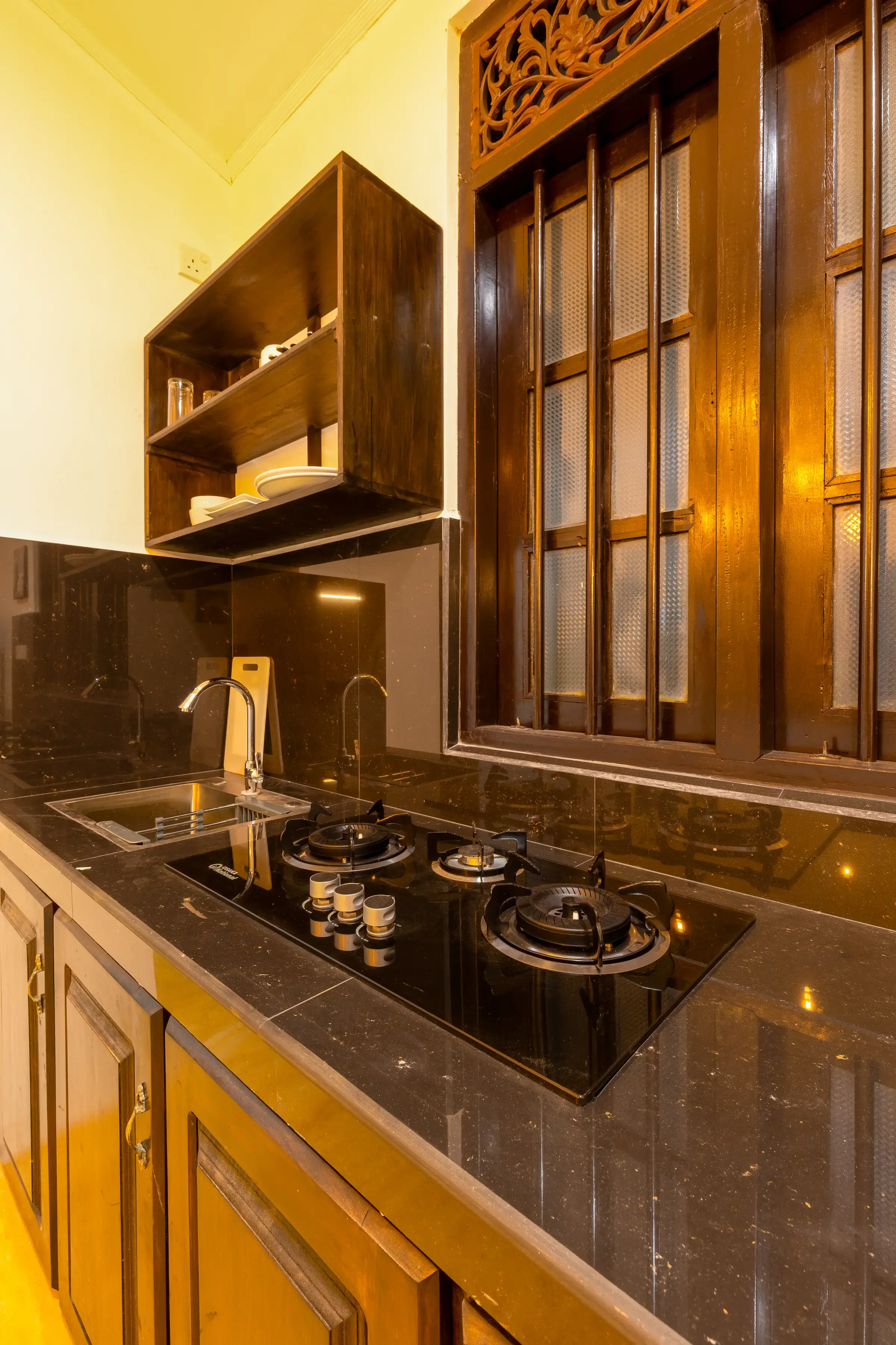 Küchenarbeitsplatte mit Gasherd, Stahls Spüle und ornamental geschnitztem Holzgesims, Serene Luxe