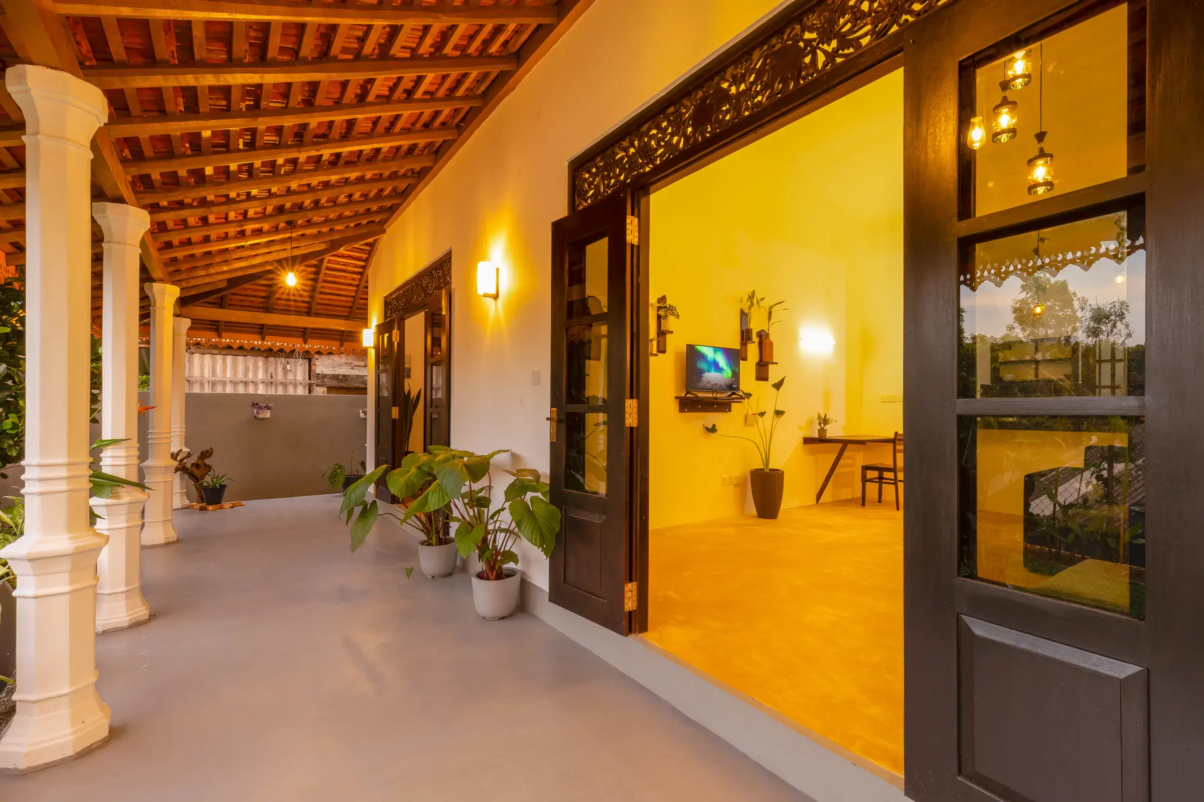 Private Serene Luxe Villa Terrasse bei Dämmerung mit weißen Säulen und warmem Abendlicht