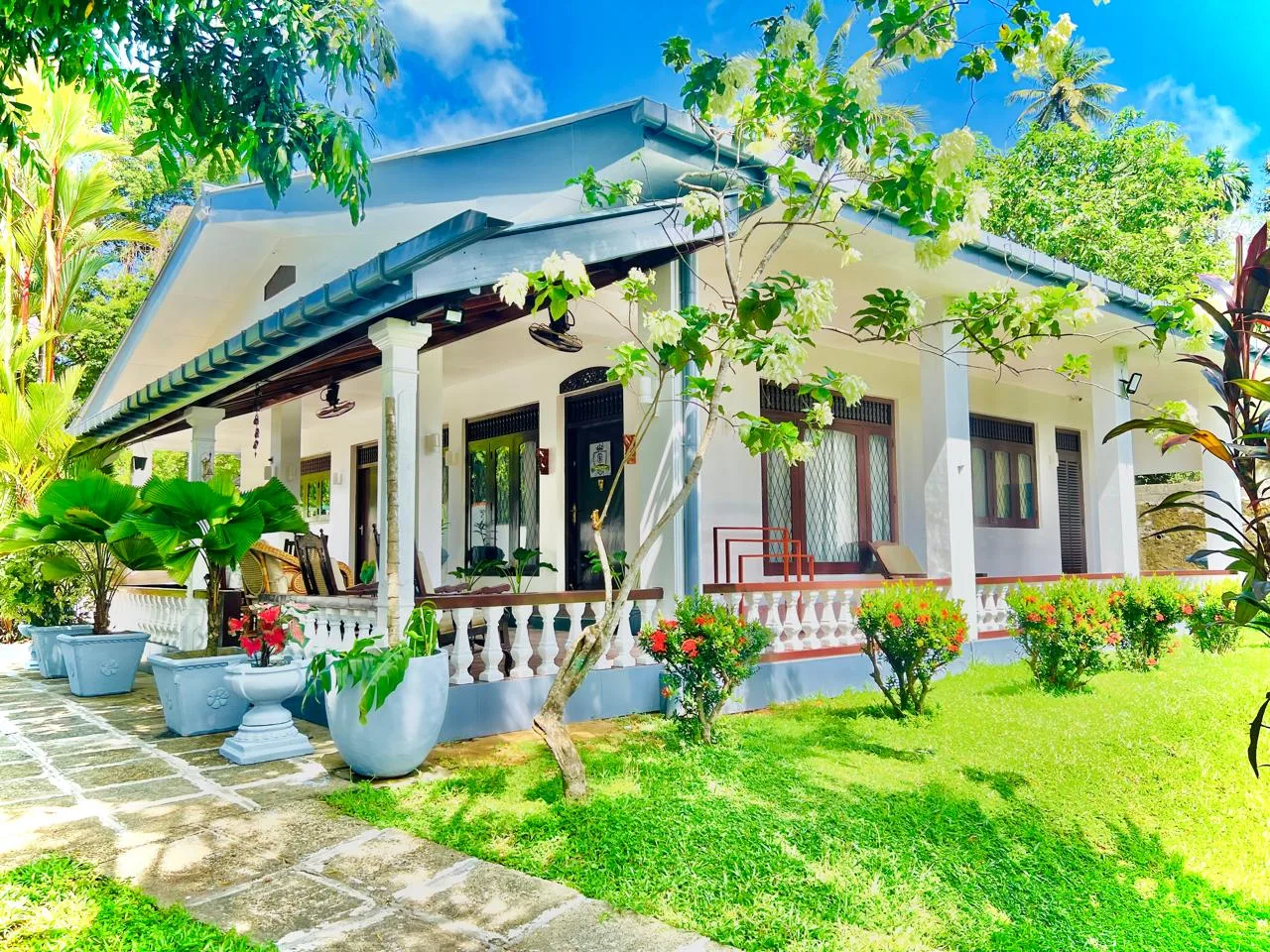 Sterrling Villa covered terrace with outdoor dining area